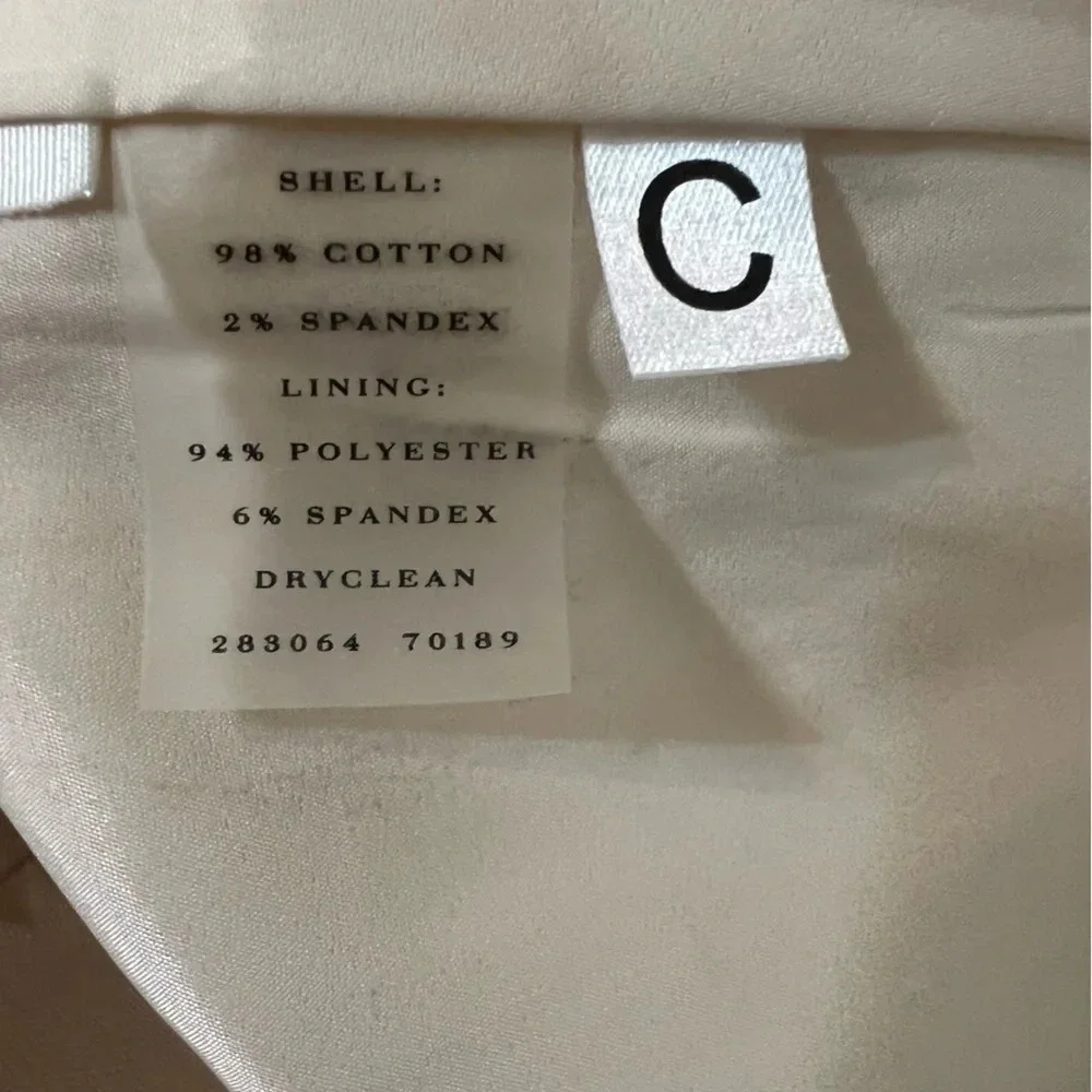 Ann Taylor skirt with slight bottom ruffle. Size 2 Like New C1